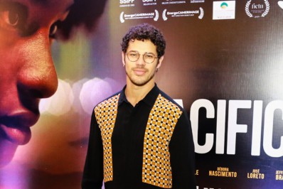 Após assumir romance com Rafa Kalimann, José Loreto prestigia pré-estreia de filme