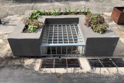 Novos 'super-ralos' para drenagem das chuvas têm canteiros verdes