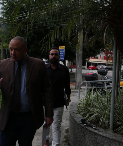Bruno Nogueira, m&eacute;dico que transferiu Bruno krupp para UTI, chegando na 16&deg; DP da Barra da Tijuca para prestar depoimento. Bruno (de barba) -  Cl&eacute;ber Mendes/Ag&ecirc;ncia O Dia