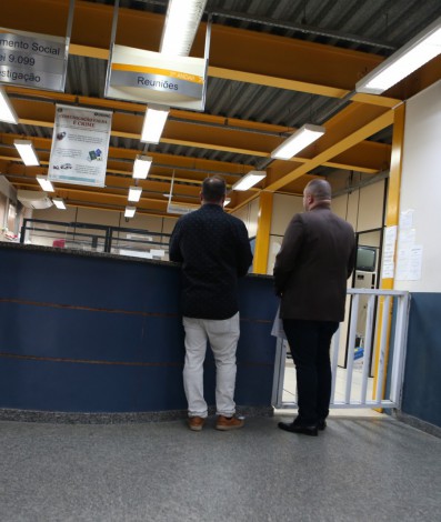 Bruno Nogueira, m&eacute;dico que transferiu Bruno krupp para UTI, chegando na 16&deg; DP da Barra da Tijuca para prestar depoimento. Bruno (de barba) -  Cl&eacute;ber Mendes/Ag&ecirc;ncia O Dia