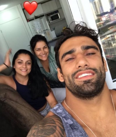 Leandro Lo com a mãe e irmã - Reprodução: redes sociais