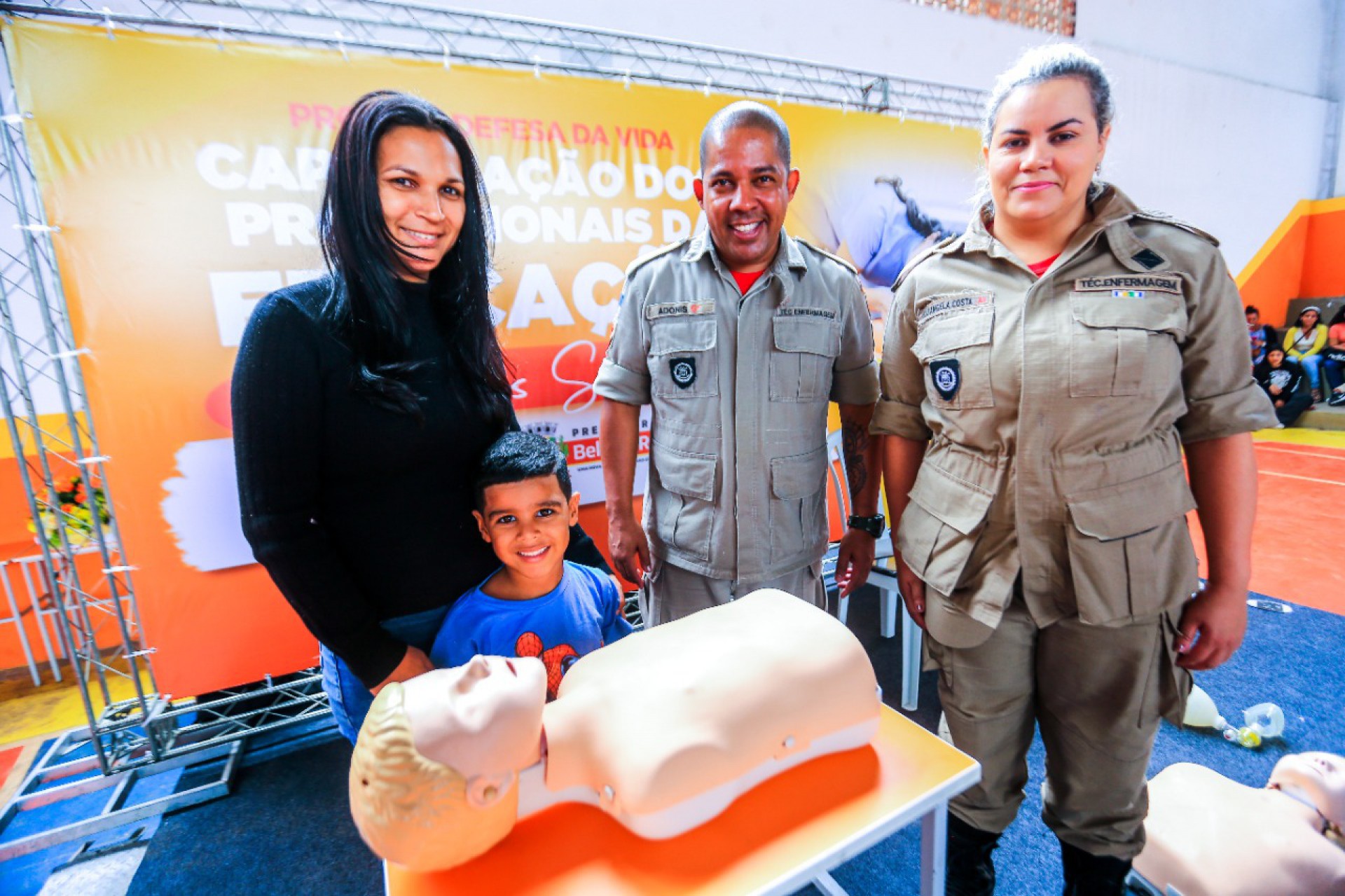 Sargentos Elis&acirc;ngela e Adonis explicam como s&atilde;o feitas as manobras - Rafael Barreto / PMBR