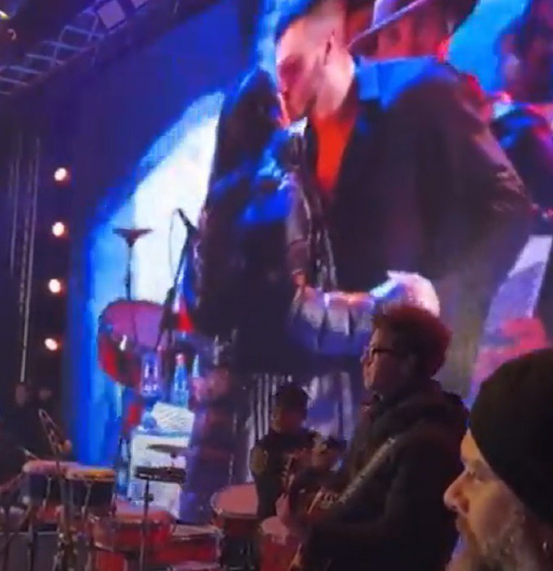 Maraisa beija fã durante show  - Reprodução de vídeo