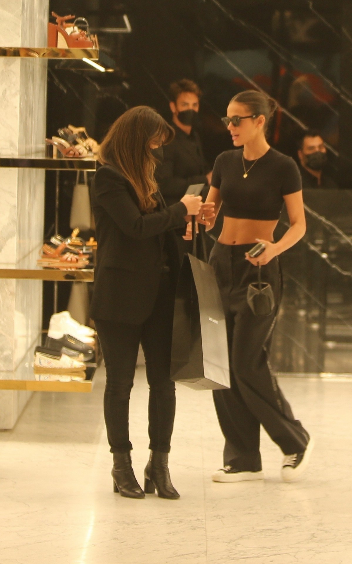 Bruna Marquezine vai &agrave;s compras em shopping de luxo na Barra da Tijuca