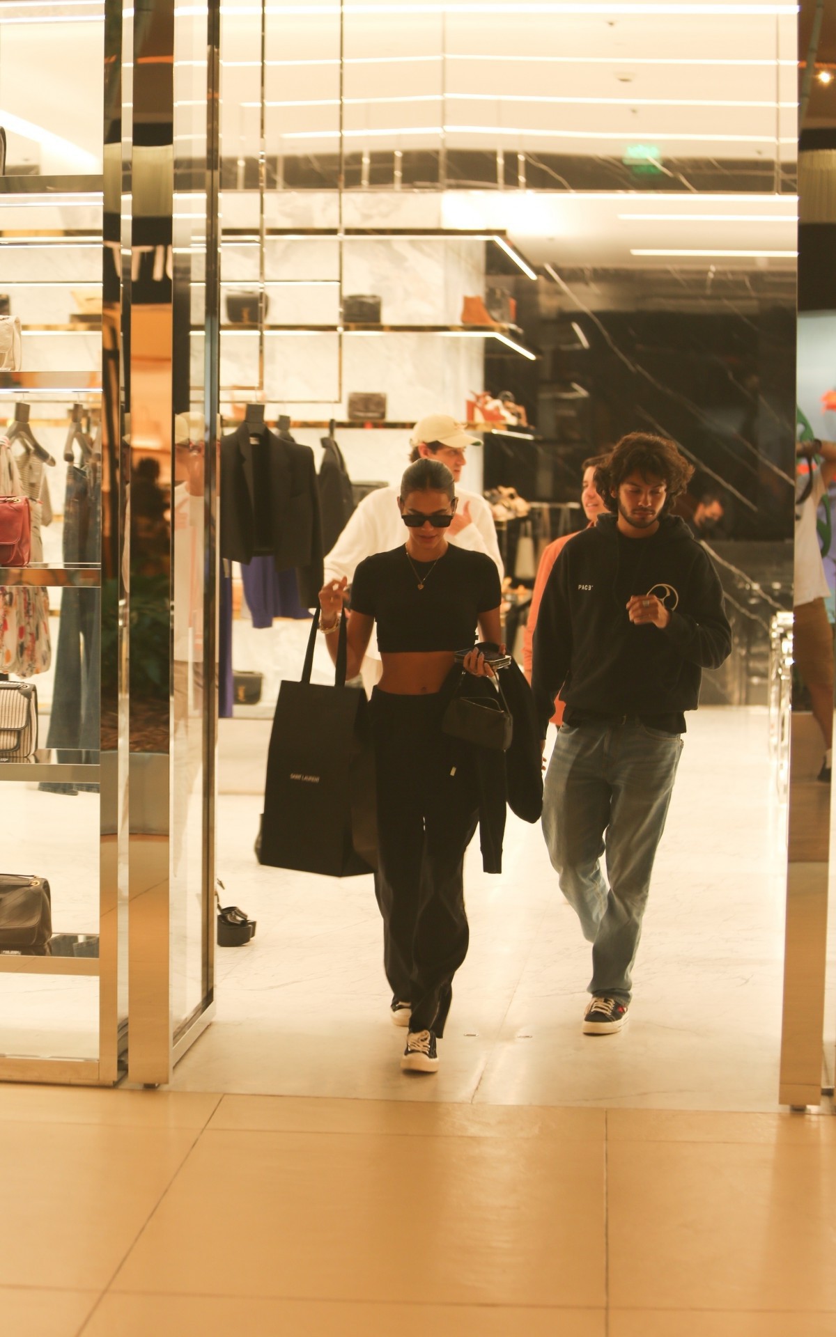 Bruna Marquezine deixa loja em shopping do Rio ao lado de Xolo Maridue&ntilde;a, com quem estaria vivendo romance