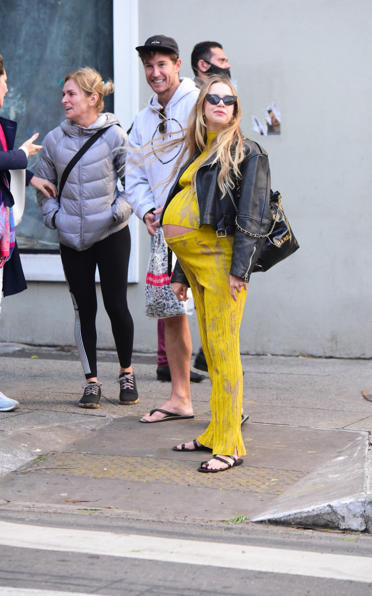 Isabella Scherer passeou pela Oscar Freire na companhia da m&atilde;e e do namorado,