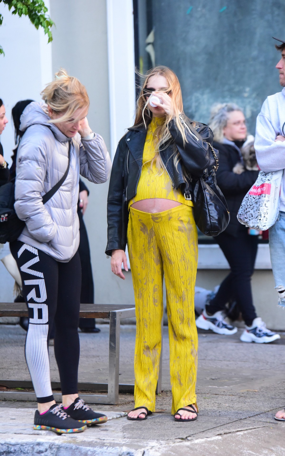 Isabella Scherer passeou pela Oscar Freire na companhia da m&atilde;e e do namorado,
