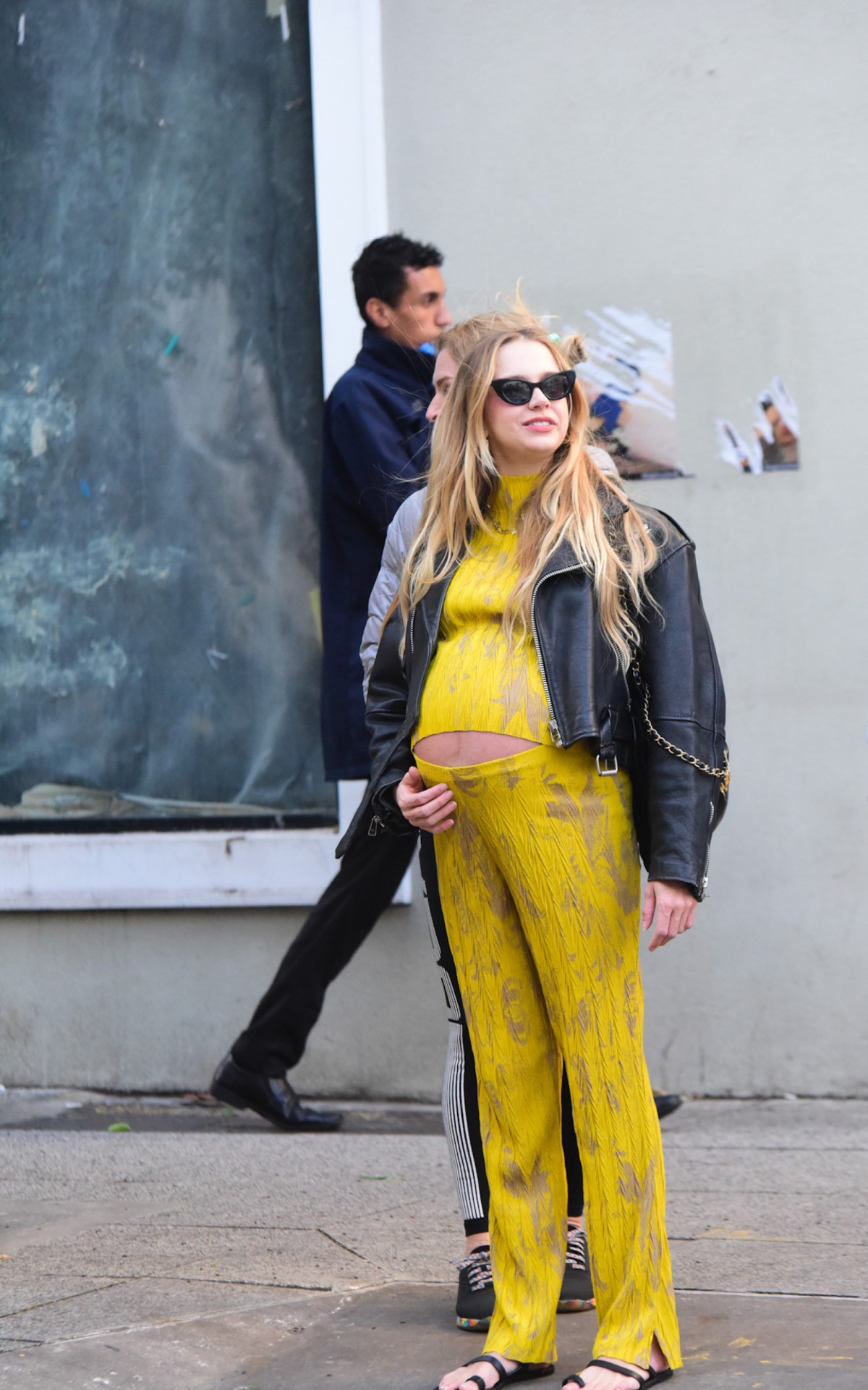 Isabella Scherer passeou pela Oscar Freire na companhia da m&atilde;e e do namorado,