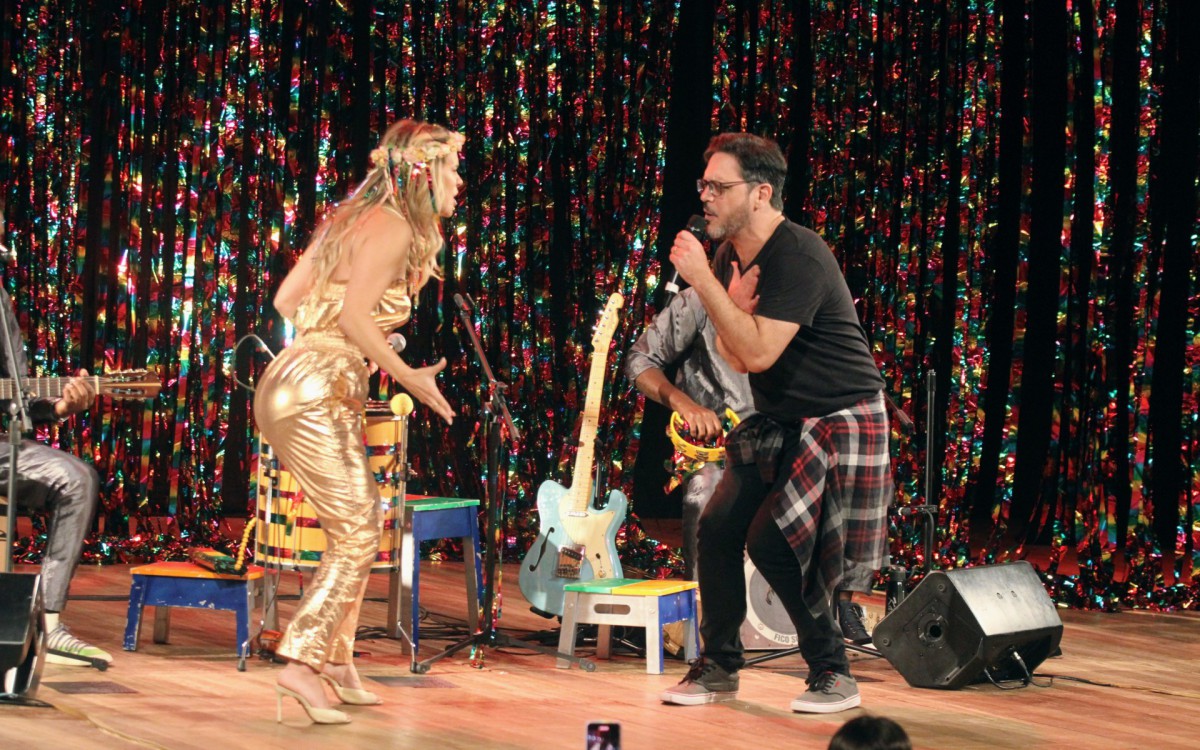 Carolina Dieckmann se apresenta com o espet&aacute;culo 'Karolk&ecirc;' na Zona Sul do Rio