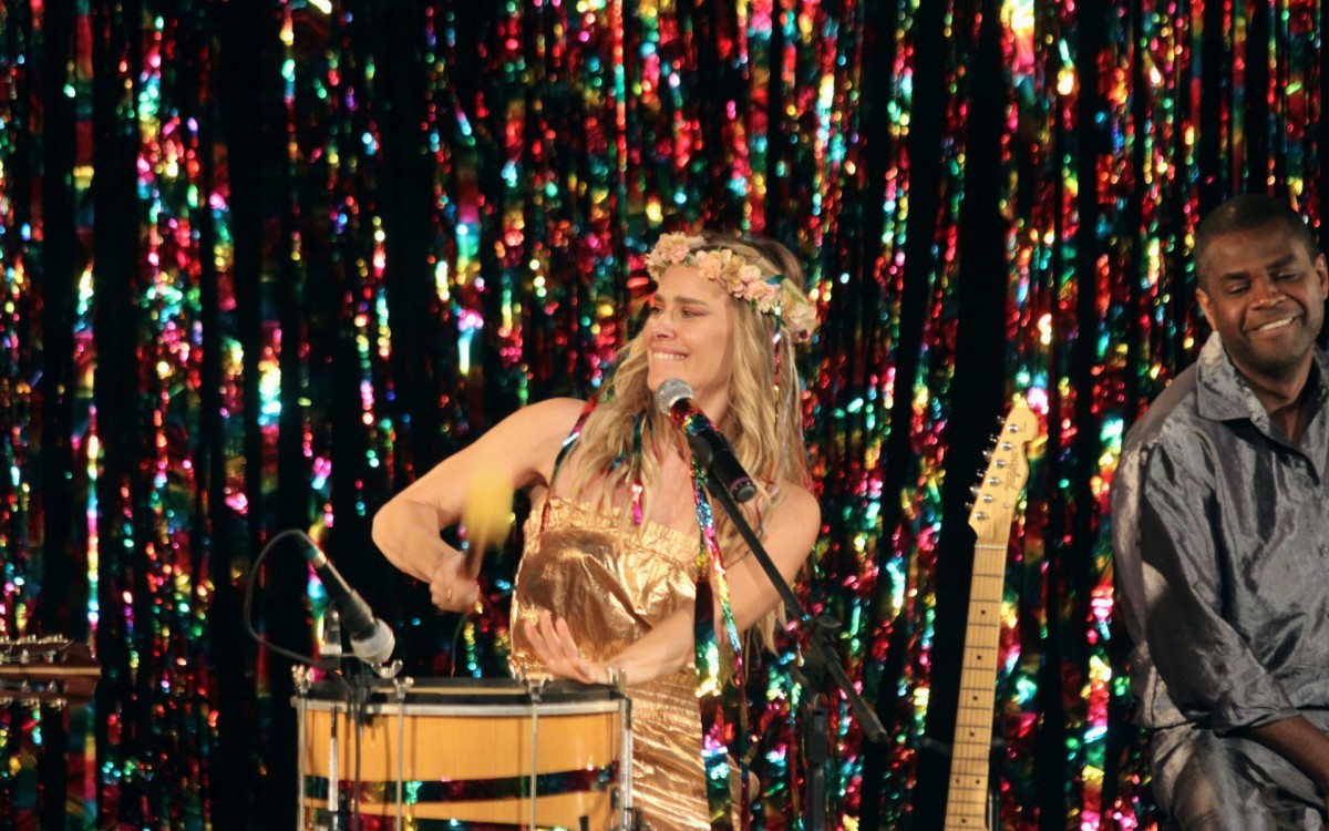 Carolina Dieckmann se apresenta com o espet&aacute;culo 'Karolk&ecirc;' na Zona Sul do Rio