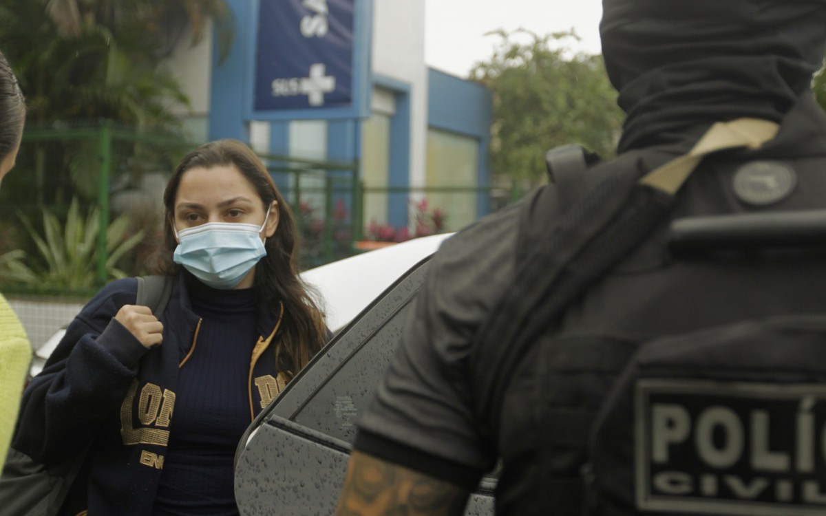 Policia - Turista americano baleado no pesco&ccedil;o internado no Hospital Municipal Salgado Filho no Meier, zona norte do Rio. Na foto, Bianca, amiga da vitima, acompanha agentes da Delegacia Especil de Atendimento ao Turista ( DEAT ), que estiveram na manha de hoje na unidade de saude.