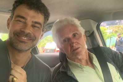 Carmo Dalla Vecchia pega táxi dirigido por motorista de 105 anos e choca a web