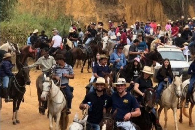Cavalgada anima área urbana de Bom Jardim