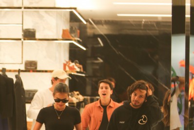 Bruna Marquezine faz compras em shopping da Barra com suposto affair