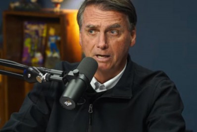Bolsonaro é alvo de ação de vereadoras acusado de homofobia em podcast