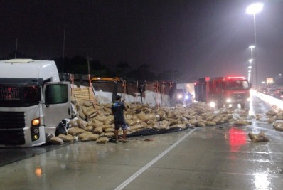 Acidente com carreta fecha pista da Avenida Brasil