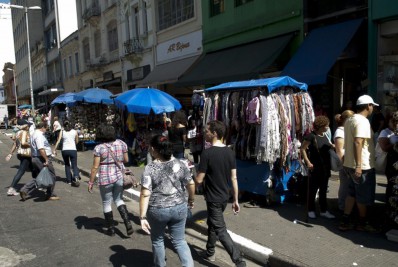 Quase metade dos brasileiros faz bico para completar renda