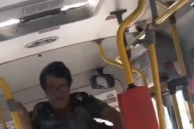 Vídeo: idosa pula catraca de ônibus para fugir de briga entre motorista e passageiro em BH