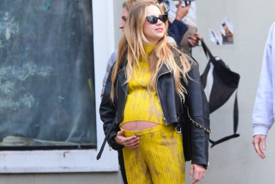 Na reta final da gestação, Isabella Scherer passeia em São Paulo