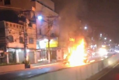 Um homem que atirou fogo em pneus e fechou a RJ 106 sentido Centro foi preso em Inoã