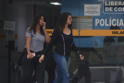 Irmãs de Samuel Maciel, de 20 anos, no IML do Centro para liberar o corpo do cantor de funk - Sandro Vox/ Agência O Dia
