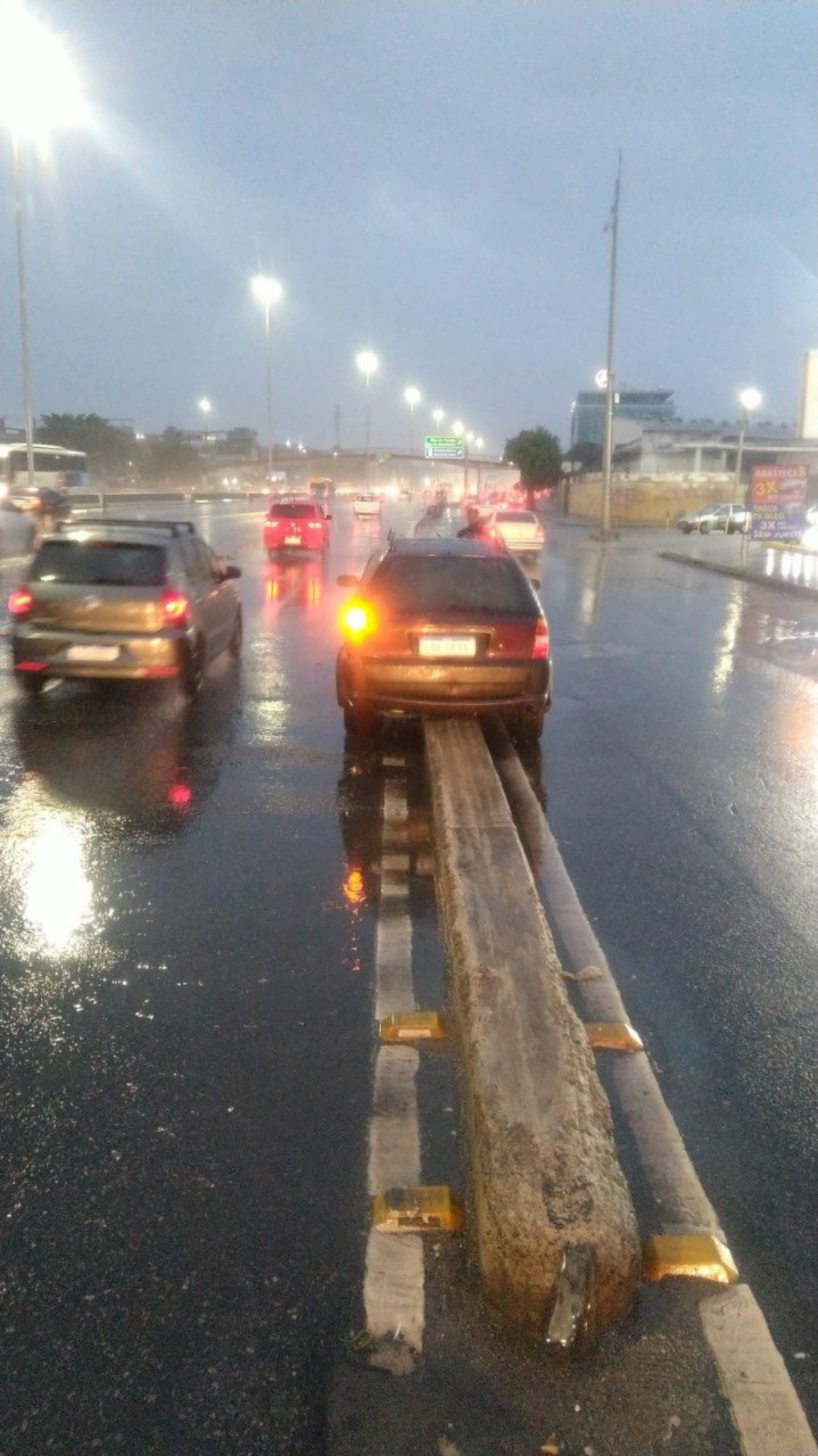 Acidente com carro e mureta ocupa uma faixa da pista central da Avenida Brasil em Bonsucesso - Reprodução/Centro de Operações