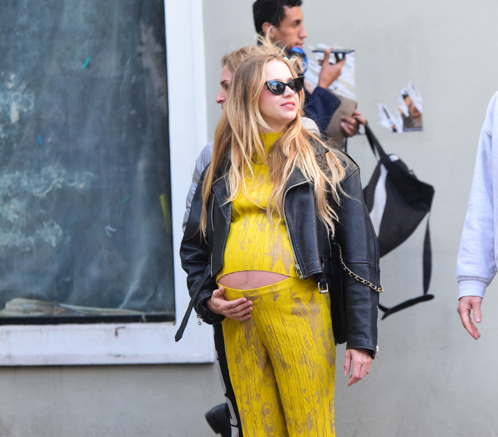 Isabella Scherer passeou pela Oscar Freire na companhia da mãe e do namorado, - Fotos: Leo Franco/Agnews