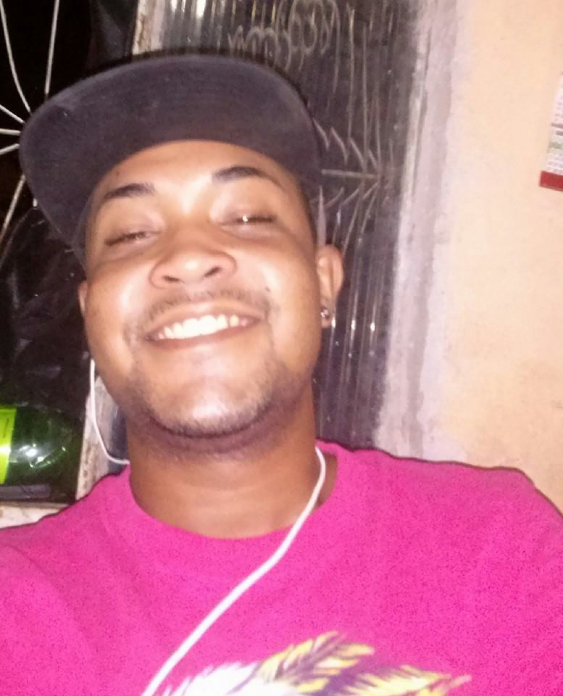 O entregador Jean Foly, de 29 anos, foi morto por criminosos que teriam feito um falso pedido à lanchonete onde ele trabalhava, na Baixada Fluminense - Reprodução do Facebook