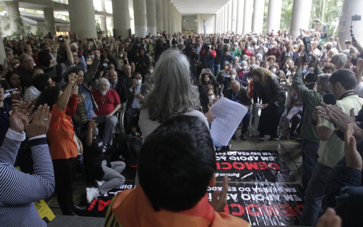 A Associa&ccedil;&atilde;o de Docentes da PUC- convida para a leitura da Cartas &agrave;s Brasileiras e aos Brasileiros, em defesa do Estado Democr&aacute;tico de Direito.