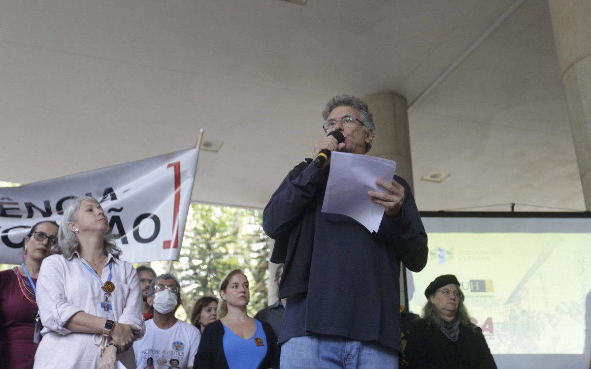 A Associa&ccedil;&atilde;o de Docentes da PUC- convida para a leitura da Cartas &agrave;s Brasileiras e aos Brasileiros, em defesa do Estado Democr&aacute;tico de Direito.