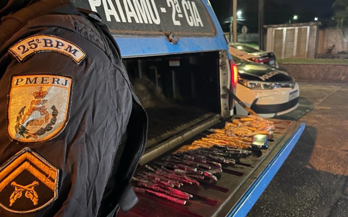 Em S&atilde;o Pedro da Aldeia, 20 c&aacute;psulas de coca&iacute;na e 54 tiras de maconha.