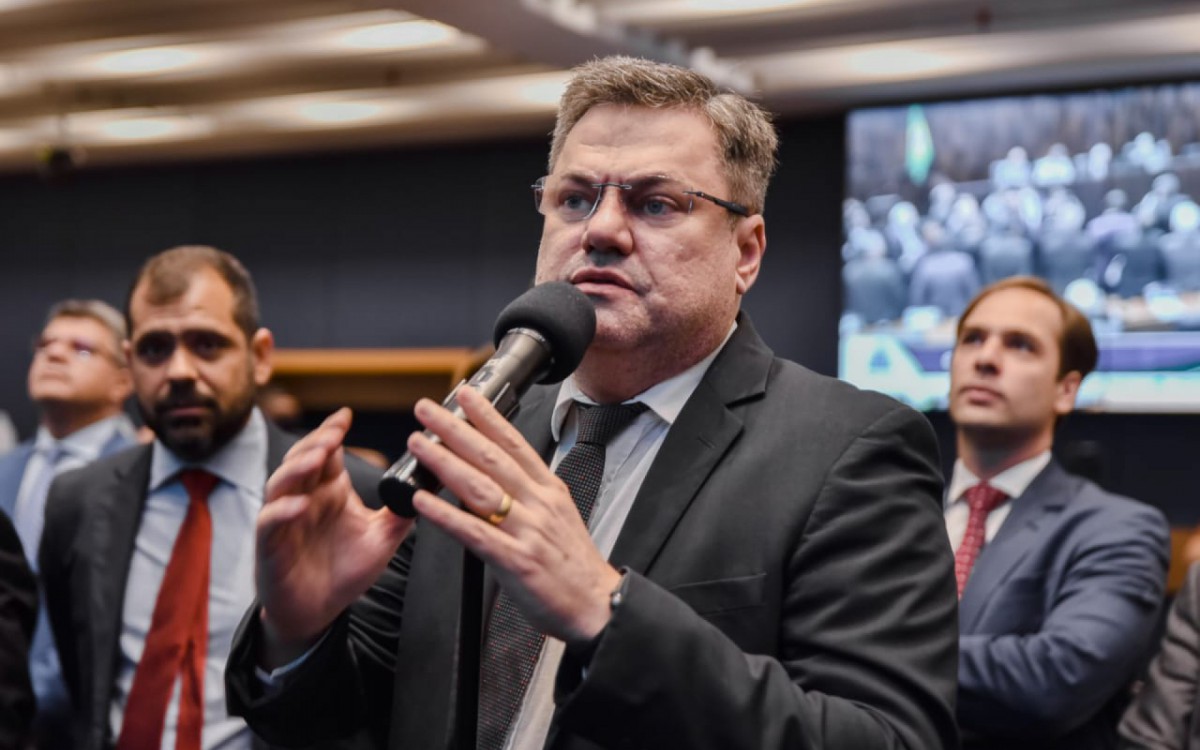 O deputado estadual Anderson Alexandre est&aacute; preocupado com o abandono de animais nas ruas