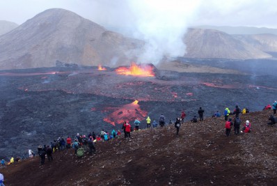Milhares de curiosos acompanham de perto a erupção de um vulcão na Islândia
