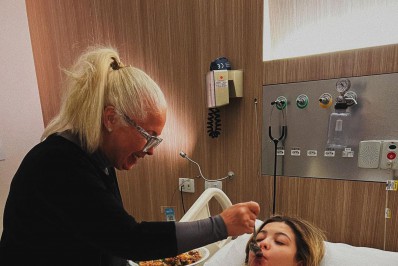 Atriz Júlia Gomes recebe alta do hospital após fraturar a coluna: 'Uma segunda chance'