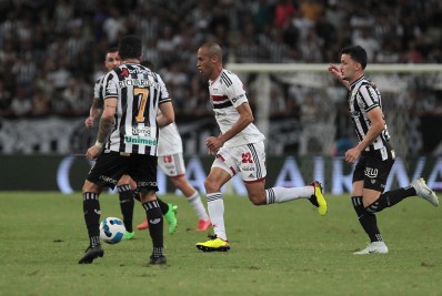 Jogador do Ceará tenta partir para cima de torcedor após eliminação