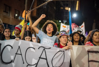Ativistas fazem caminhada pela democracia no centro do Rio