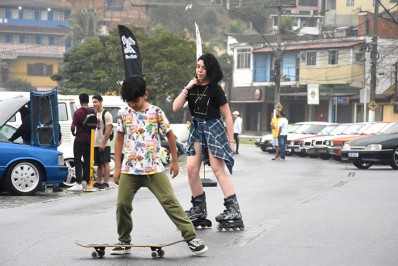 Tarde da juventude com exposição de carros
