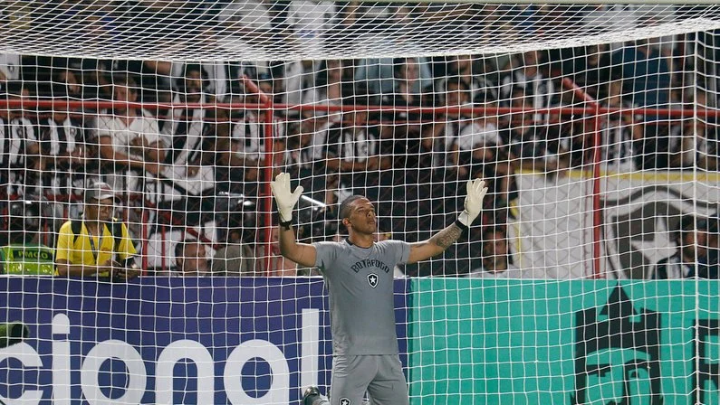 Atlético-GO abre conversas com o Botafogo para renovar com Diego Loureiro