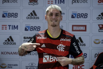 Com apoio de Arrascaeta, Varela chega ao Flamengo e veste a camisa 2