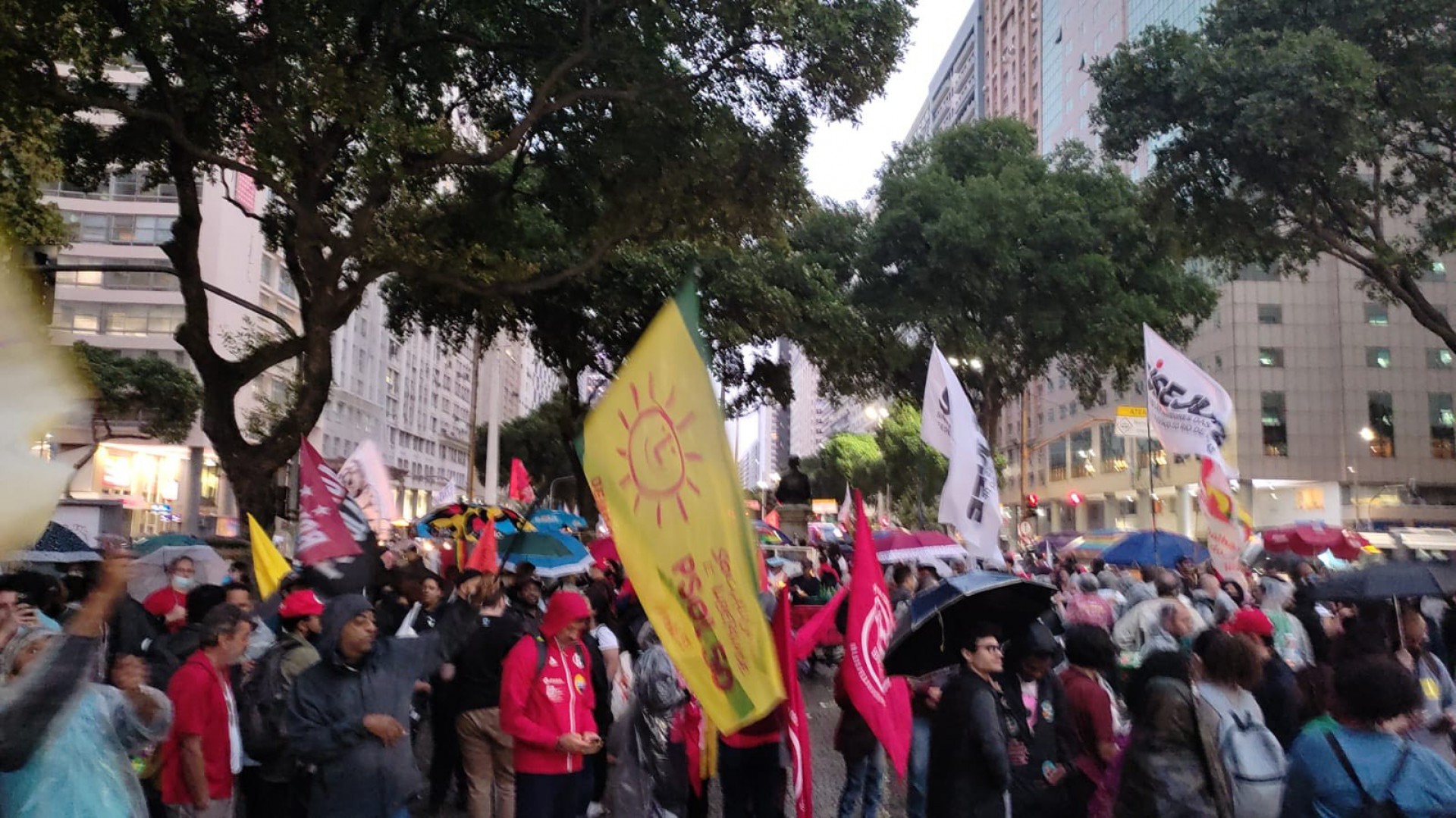 Apesar da chuva, manifestantes se reuniram e marcharam no Centro - Vanessa Ataliba
