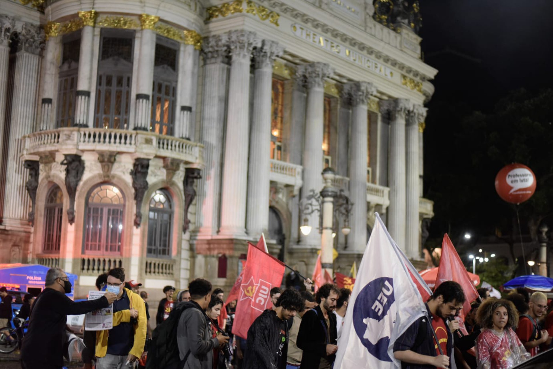 Apesar da chuva, manifestantes se reuniram no Centro do Rio em ato pela democracia - Vanessa Ataliba