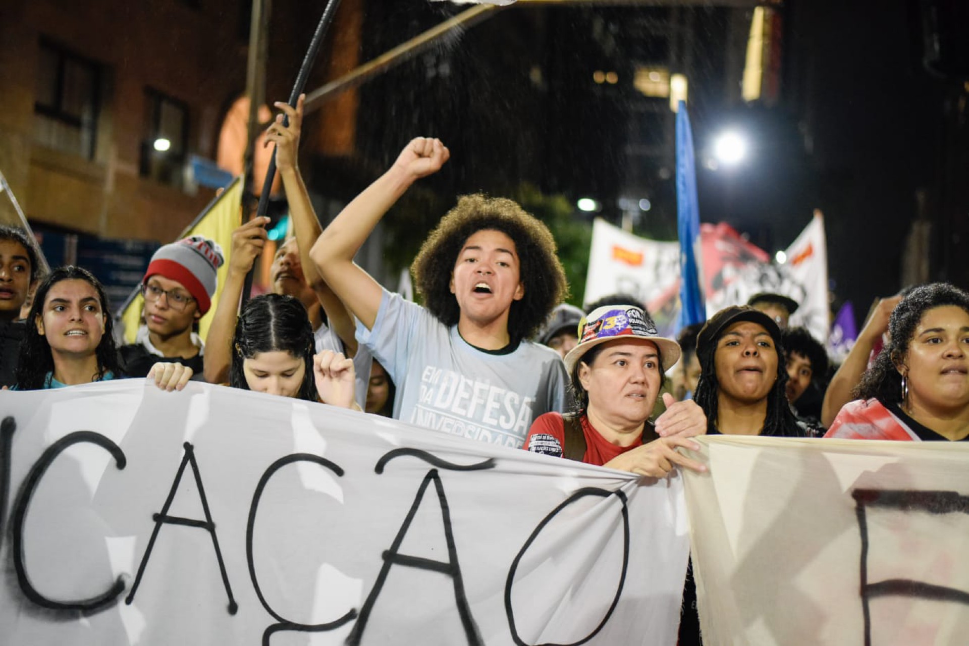 Apesar da chuva, manifestantes se reuniram no Centro do Rio em ato pela democracia - Vanessa Ataliba