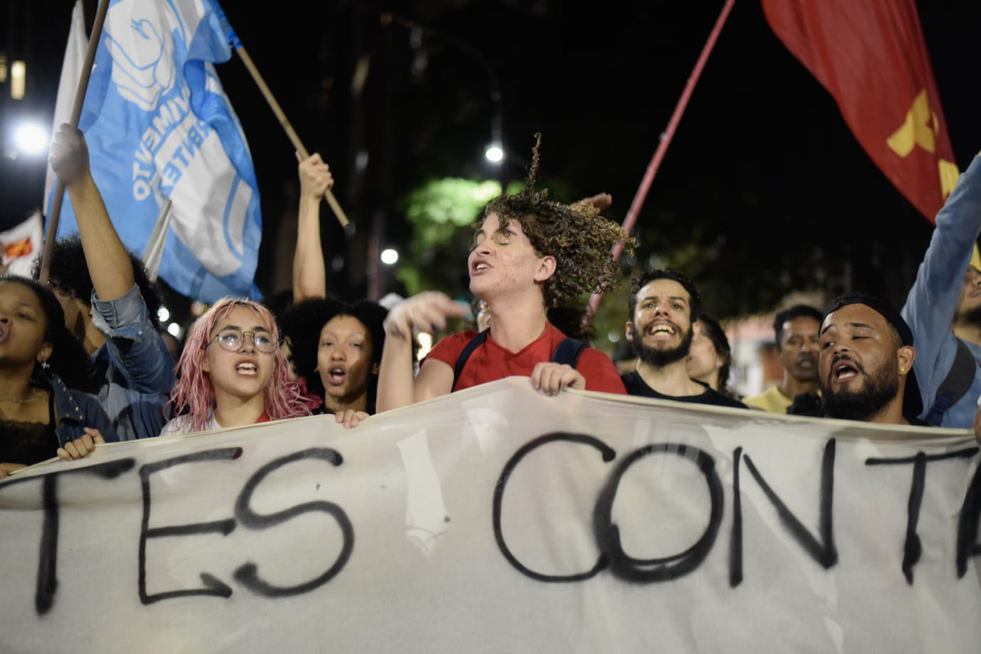 Apesar da chuva, manifestantes se reuniram no Centro do Rio em ato pela democracia - Vanessa Ataliba