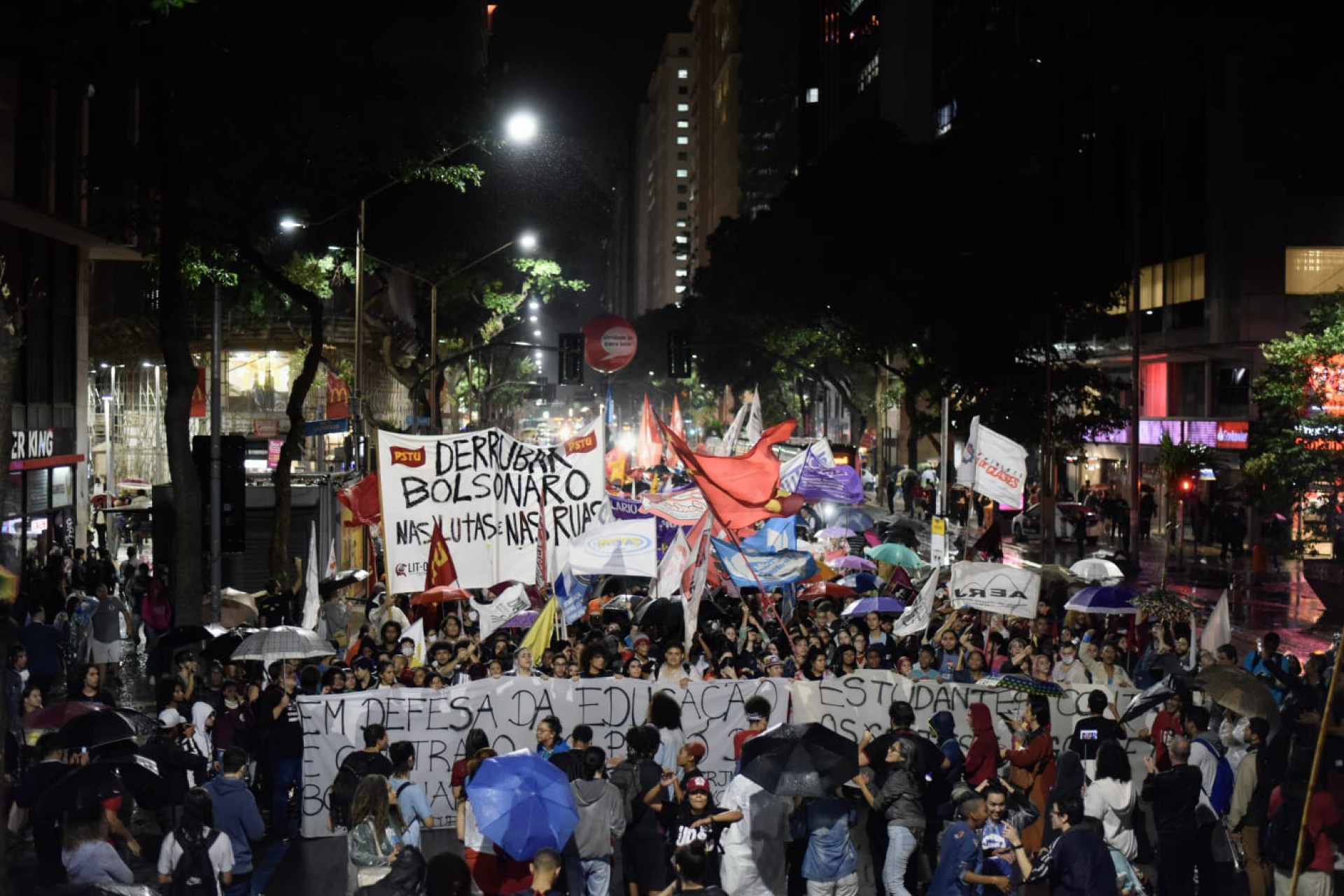 Apesar da chuva, manifestantes se reuniram no Centro do Rio em ato pela democracia - Vanessa Ataliba
