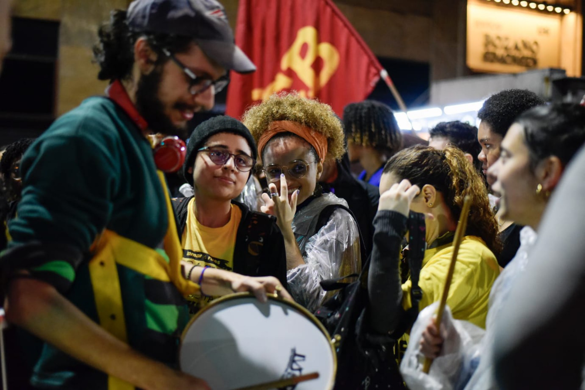 Apesar da chuva, manifestantes se reuniram no Centro do Rio em ato pela democracia - Vanessa Ataliba