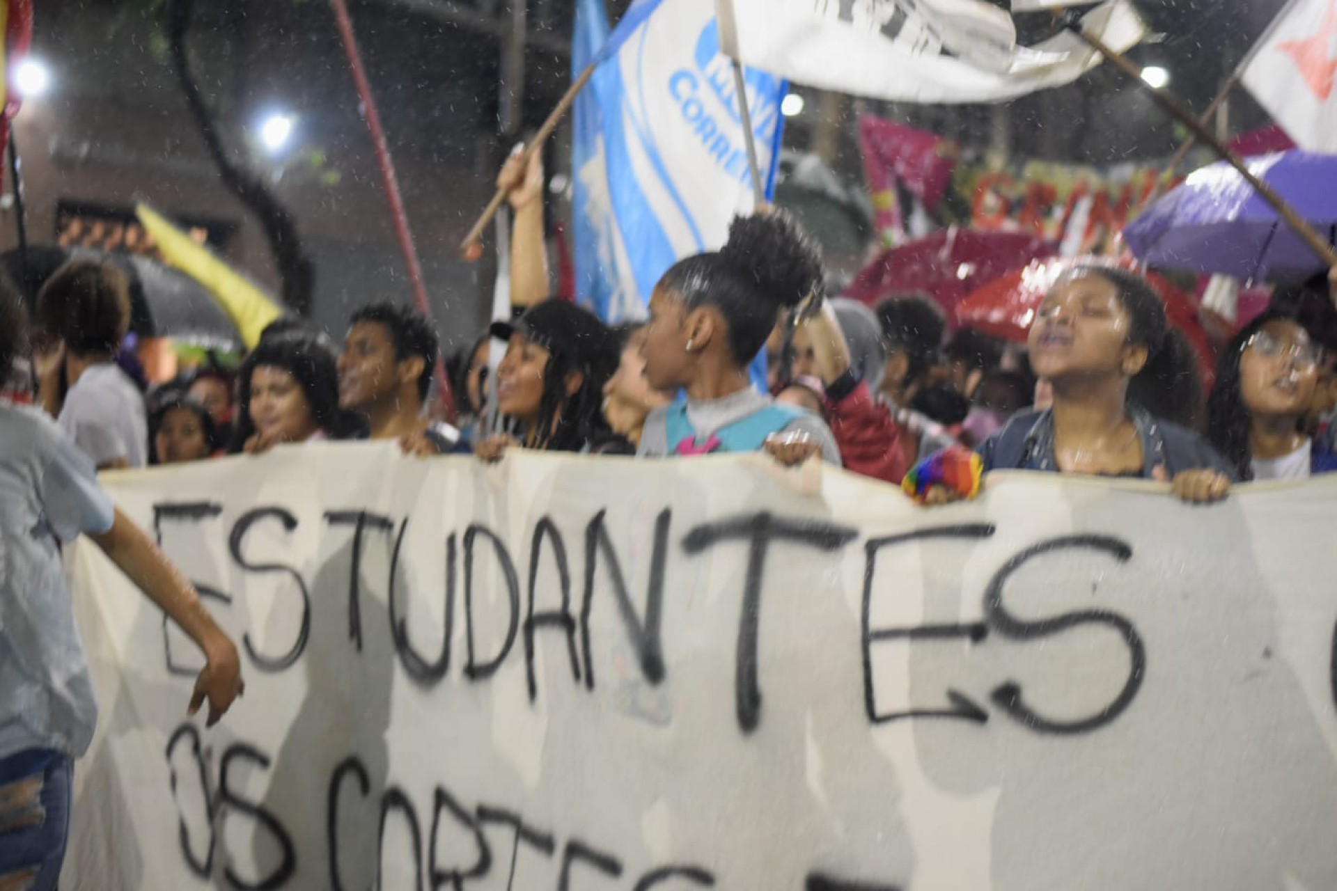 Apesar da chuva, manifestantes se reuniram no Centro do Rio em ato pela democracia - Vanessa Ataliba