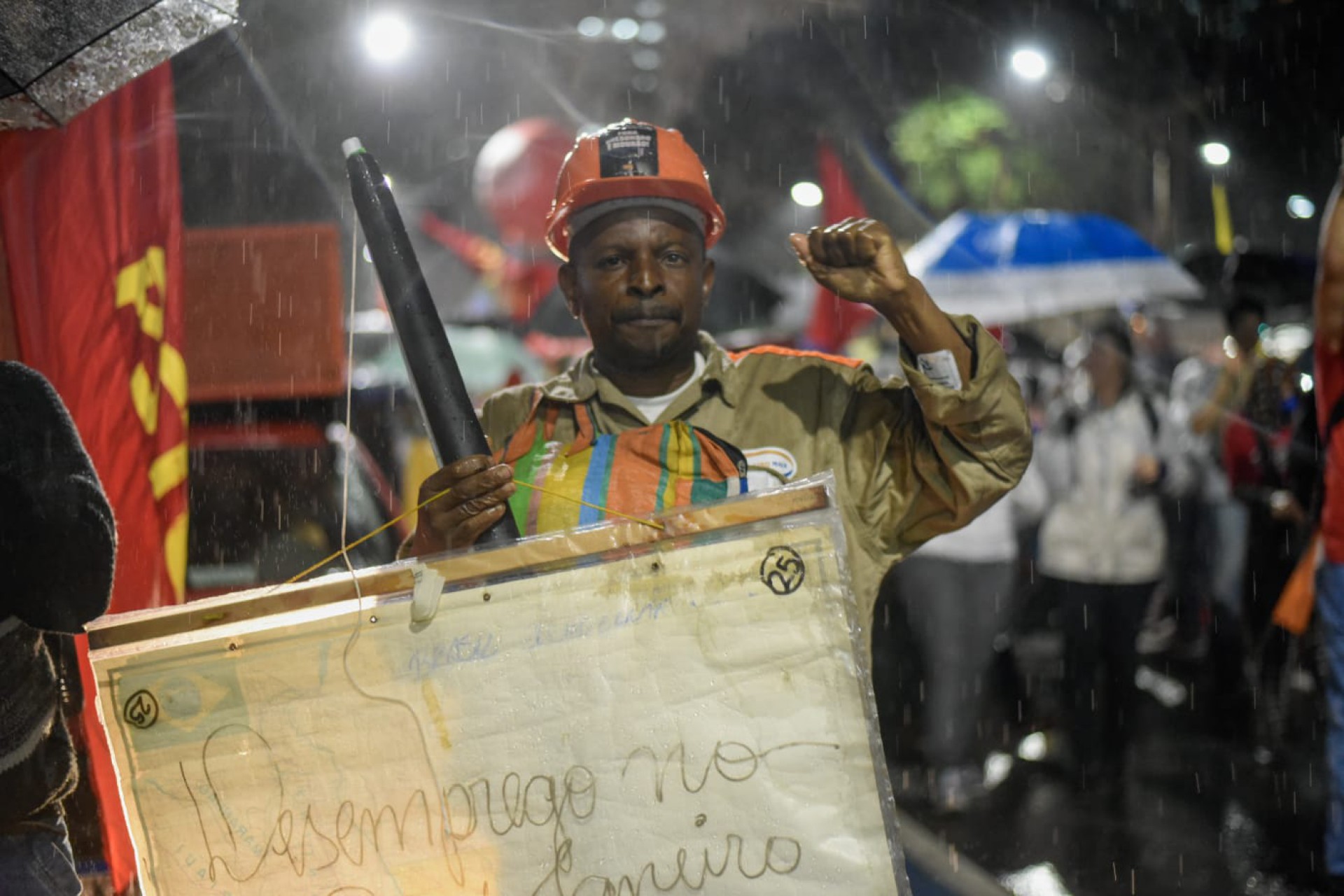 Apesar da chuva, manifestantes se reuniram no Centro do Rio em ato pela democracia - Vanessa Ataliba