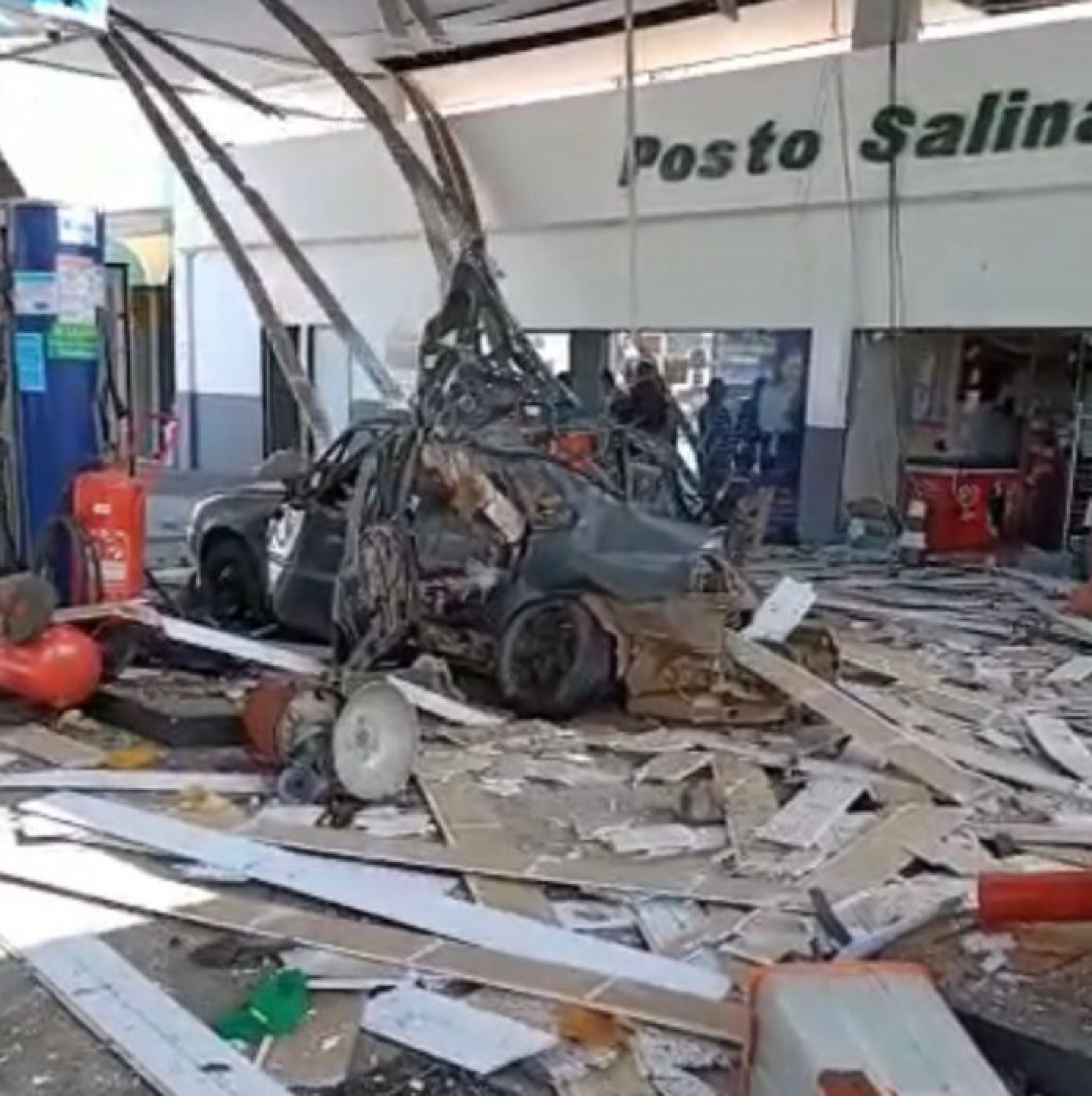 Carro explode durante abastecimento com GNV em S&atilde;o Pedro da Aldeia
