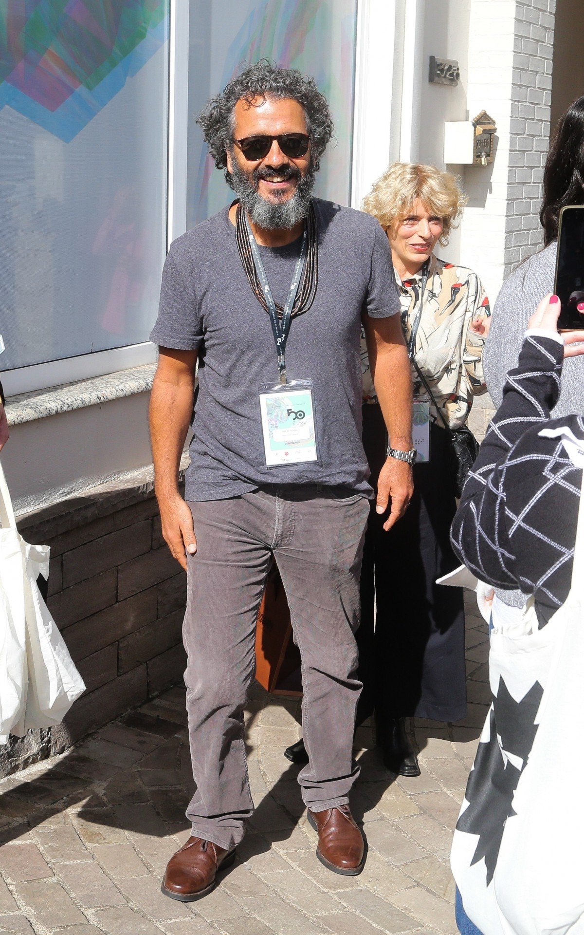 Marcos Palmeira chegou cedo no Festival de Gramado, acompanhado pela esposa, Gabriela Gastal