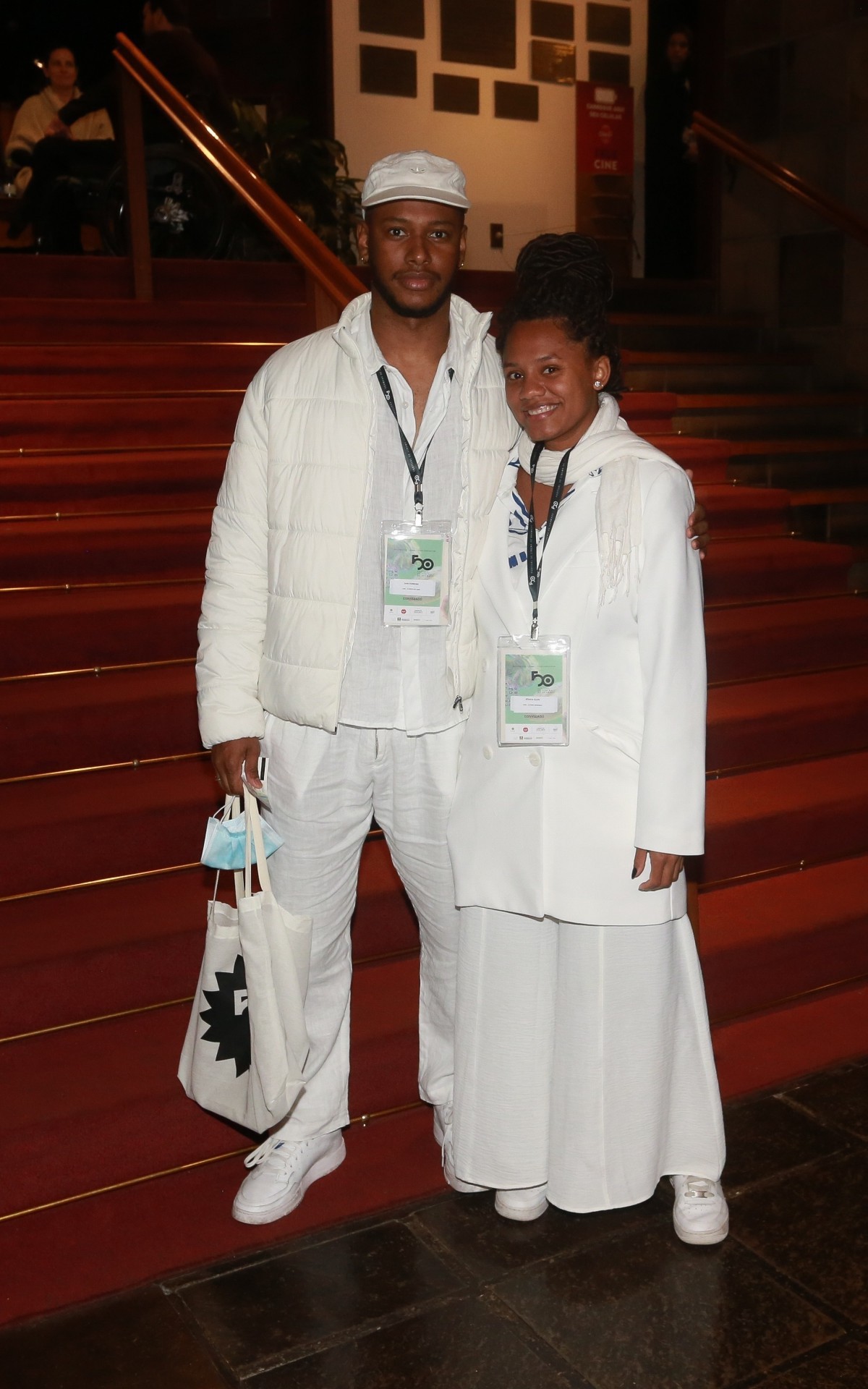 A atriz J&eacute;ssica Ellen posa com o noivo, Dan Ferreira, no Festival de Gramado